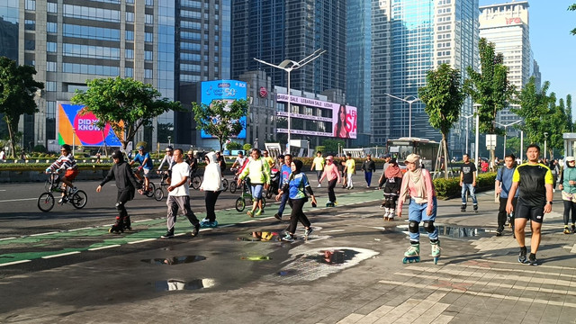 Suasana Jakarta yang masih sepi pada H+6 Lebaran, atau Minggu (6/4) dimanfaatkan warga untuk berolahraga. Foto: Zamachsyari/kumparan