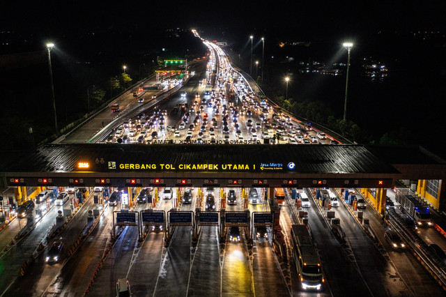 Foto udara sejumlah kendaraan antre memasuki gerbang tol Cikampek Utama di Karawang, Jawa Barat, Sabtu (5/4/2025). Foto: ANTARA FOTO/Bayu Pratama S