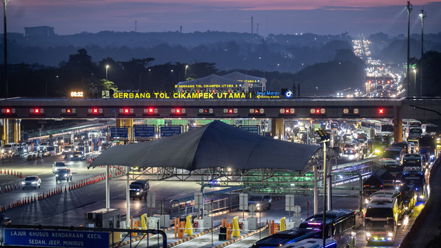 Foto udara sejumlah kendaraan pemudik melaju perlahan di Gerbang Tol Cikampek Utama, Karawang, Jawa Barat, Minggu (6/4/2025). Foto: ANTARA FOTO/Bayu Pratama S