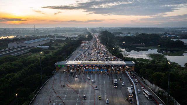 Foto udara sejumlah kendaraan pemudik melaju perlahan di Gerbang Tol Cikampek Utama, Karawang, Jawa Barat, Minggu (6/4/2025). Foto: ANTARA FOTO/Bayu Pratama S