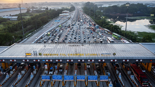 Foto udara sejumlah kendaraan pemudik melaju perlahan di Gerbang Tol Cikampek Utama, Karawang, Jawa Barat, Minggu (6/4/2025). Foto: ANTARA FOTO/Bayu Pratama S