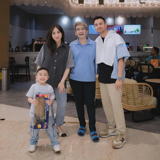 Ruben Onsu bersama keluarga Raffi Ahmad. Foto: Instagram @ruben_onsu