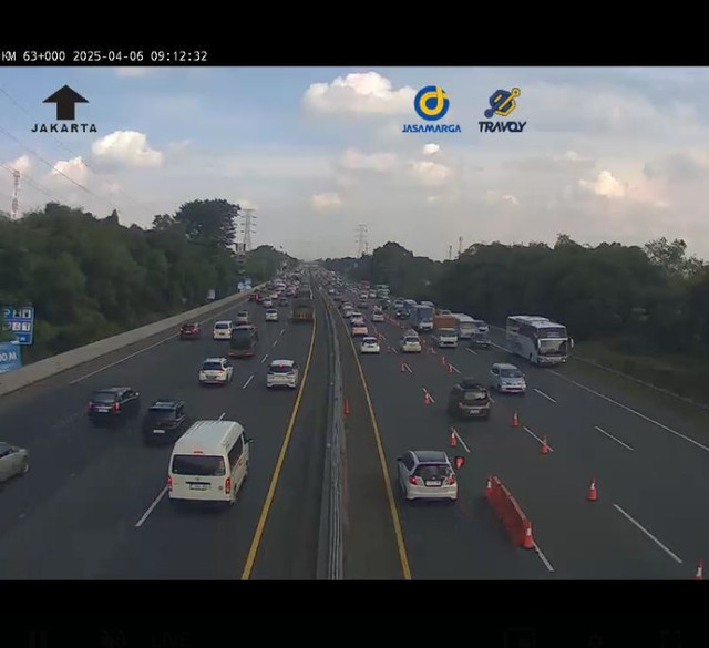 Situasi lalu lintas di KM 63 Tol Jakarta-Cikampek, imbas kecelakaan beruntun, pada Minggu (6/4).  Foto: Dok. CCTV Travoy Jasa Marga
