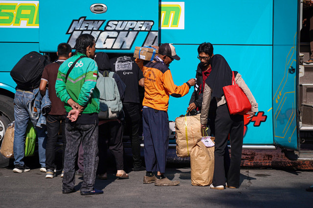 Sebagai ilustrasi: para pemudik turun dari bus usai tiba di Terminal Kampung Rambutan, Jakartan di H+6 Lebaran pada Minggu (6/4/2025). Foto: Iqbal Firdaus/kumparan