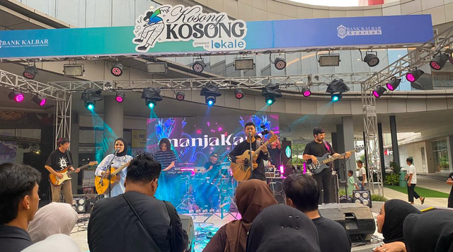 Manjakani tampil di panggung musik KosongKosong yang digelar di Gaia Bumi Raya City Mall pada Sabtu, 5 April 2025. Foto: Alycia Tracy Nabila/Hi!Pontianak