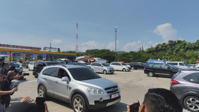 Pembukaan one way nasional di Gerbang Tol Kalikangkung, Jateng, Minggu (6/4). Foto: Jonathan Devin/kumparan