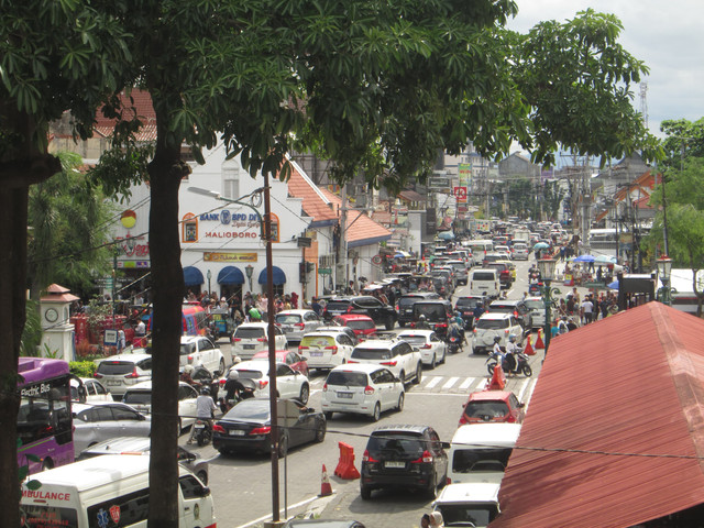 Kendaraan menumpuk di sepanjang Jalan Abu Bakar Ali, Rabu (2/4/2025) | Foto: Hanifah Novia.
