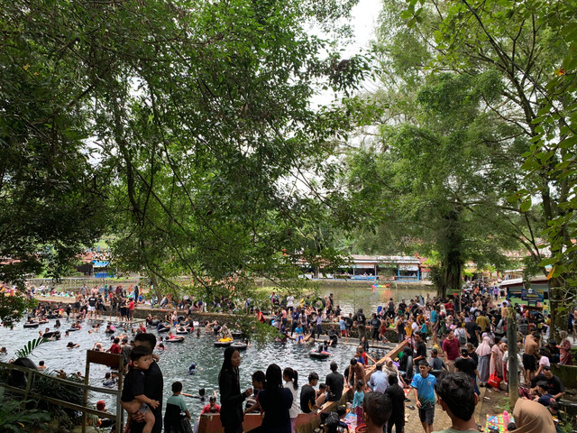 Ramainya penggunjung wisata Situ Tirta Marta, yang berada di Desa Karangcegak, Kutasari, Purbalingga (Foto: Nisa'ul Fadzilah)