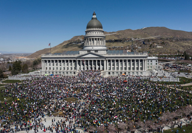 Foto udara menunjukkan aksi protes di gedung DPR Negara Bagian Utah dalam demonstrasi yang merupakan bagian dari acara "Hands off" yang lebih besar menentang Presiden AS Donald Trump, di Salt Lake City, Utah, AS, 5 April 2025. Foto: REUTERS/Jim Urquhart
