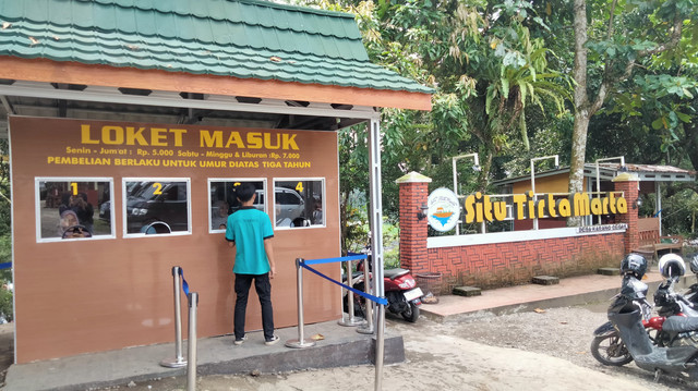 Potret pembelian tiket masuk di loket masuk Situ Tirta Marta, Desa Karangcegak, Kutasari, Purbalingga (Foto: Nisa'ul Fadzilah)