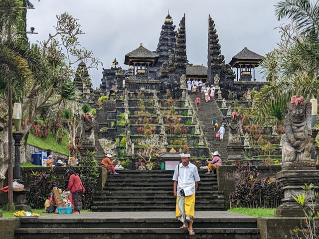 Sewa Baju Adat di Desa penglipuran (Foto hanya ilustrasi, bukan tempat sebenarnya) Sumber: unsplash/ Simone Dinoia