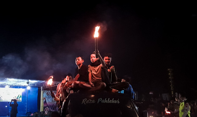 Dokumentasi Pribadi: Peserta Pawai Obor sedang duduk di atas kendaraan yang akan berkeliling desa. (30/3/2025)