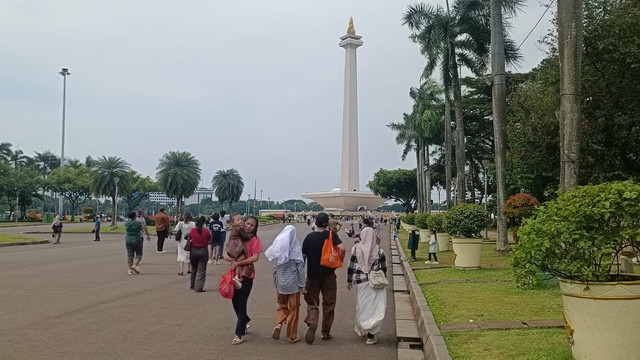 Suasana di dalam kawasan Monas, Jakarta Pusat, Minggu (6/4). Foto: Zamachsyari/kumparan