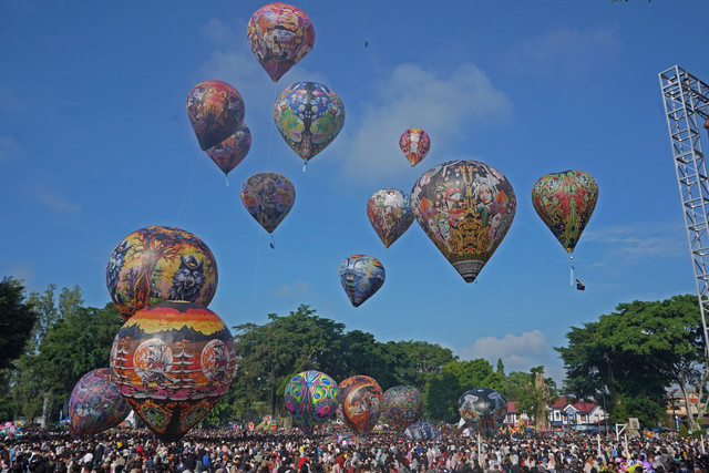 Sejumlah warga menyaksikan penerbangan balon udara saat Festival Balon Udara 2025 di alun-alun Kota Wonosobo, Jawa Tengah, Minggu ( 6/4/2025). Foto: Anis Efizudin/ANTARA FOTO