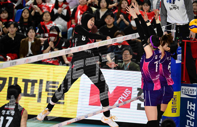 Megawati Hangestri saat Red Sparks vs Pink Spiders dalam partai ketiga final Liga Voli Korsel 2024/25 di Chungmu Gymnasium, Daejeon, Jumat (4/4). Foto: kovo.co.kr