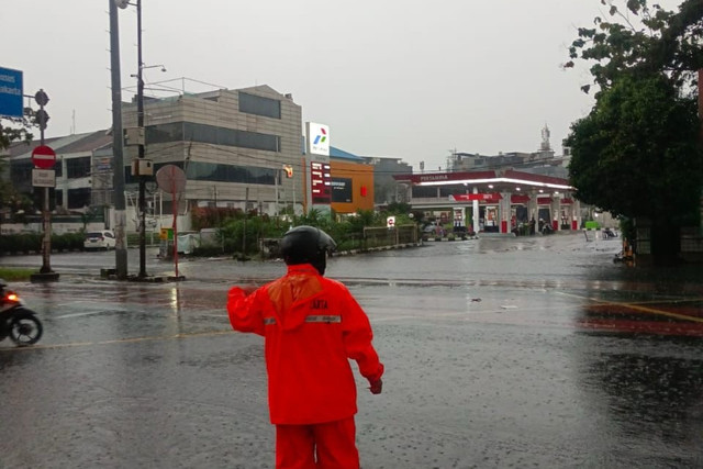 Genangan air setinggi di Jalan Perumahan Green Garden, Kelurahan Kedoya Utara, Kecamatan Kebon Jeruk, Jakarta Barat, Minggu (6/4/2025). Foto: BPBD DKI Jakarta