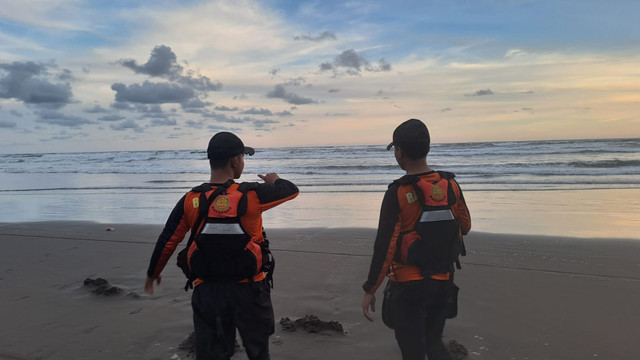 Kantor SAR Cilacap melakukan pencarian terhadap wisatawan yang terseret ombak di Pantai Karangpakis Kecamatan Nusawungu Kabupaten Cilacap, Jawa Tengah. Foto: SAR Cilacap