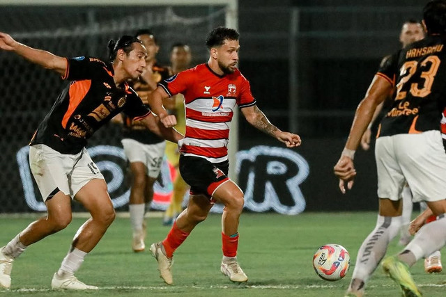 Madura United melawan Persija Jakarta pada pertandingan Liga 1 di Stadion Bangkalan, Madura, Minggu (6/4/2025). Foto: Instagram/@maduraunited.fc