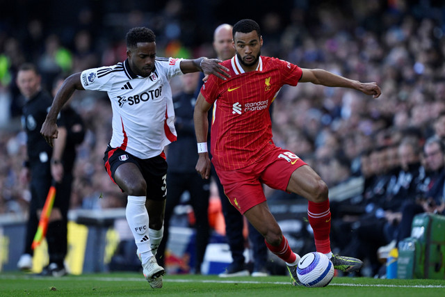 Pemain Fulham Timothy Castagne berebut bola dengan pemain Liverpool Ryan Sessegnon pada pertandingan Liga Inggris di Craven Cottage, London, Inggris, Minggu (6/4/2025). Foto: Tony Obrien/REUTERS