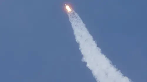 Roket milik SpaceX, Falcon 9 meluncur dari Pad 39-A di Pusat Antariksa Kennedy di Cape Canaveral, Florida, Sabtu (30/5/2020). Roket itu membawa pesawat luar angkasa Crew Dragon beserta awaknya dua astronot Douglas Hurley dan Robert Behnken. (AP/David J. Phillip)