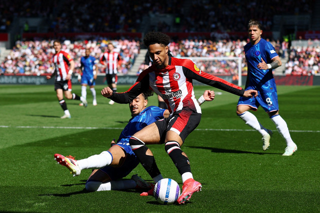 Pemain Brentford Kevin Schade berebut bola dengan pemain Chelsea Malo Gusto pada pertandingan Liga Inggris di Stadion Komunitas GTech, London, Inggris, Minggu (6/4/2025). Foto: Matthew Childs/REUTERS
