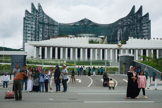 Sejumlah warga mengabadikan momen dengan foto bersama di depan Kompleks Istana Kepresidenan, Ibu Kota Nusantara (IKN), Penajam Paser Utara, Kalimantan Timur, Minggu (6/4/2025). Foto: Aditya Nugroho/ANTARA FOTO