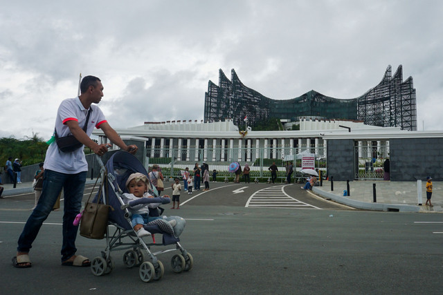 Warga berjalan saat mengunjungi Kawasan Inti Pusat Pemerintahan (KIPP) di Ibu Kota Nusantara (IKN), Penajam Paser Utara, Kalimantan Timur, Minggu (6/4/2025). Foto: Aditya Nugroho/ANTARA FOTO