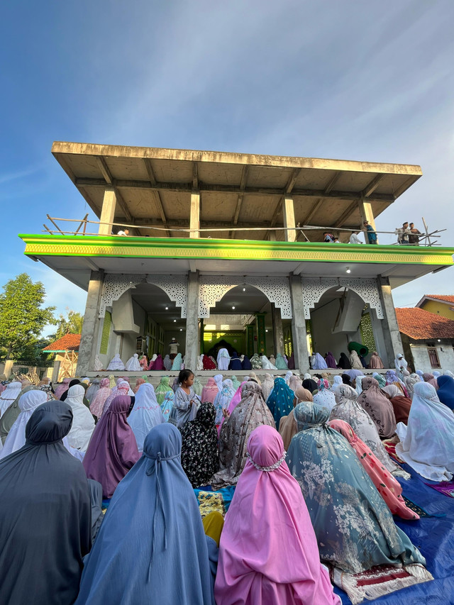 Suasana Sholat Idul fitri di Masjid Al-Huda Desa Tritih Lor