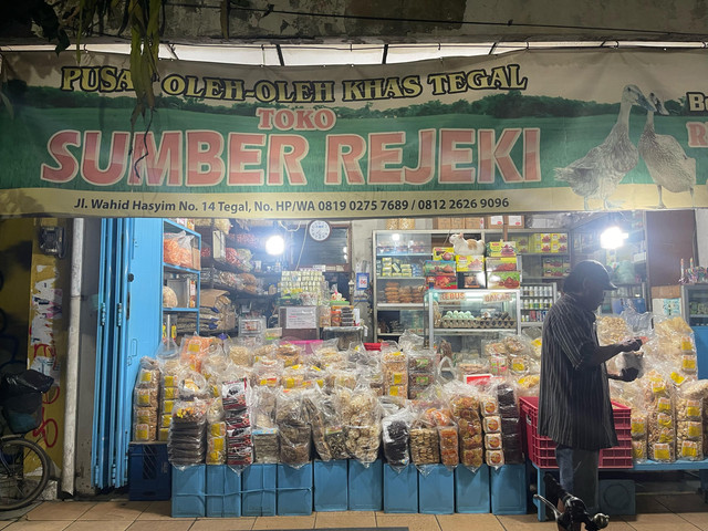 Salah satu toko yang menjual khas oleh - oleh Tegal di sepanjang Jl. Wahid Hasyim Kota Tegal. Minggu (06/04/2025). Foto : Mezzaluna