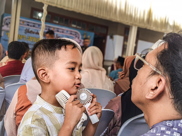 Dokumentasi Pribadi: Momen kehangatan antara Keponakan dan Om saat menghadiri acara keluarga. (1/4/2025)