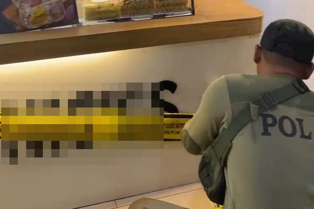 Penyegelan STAN penjual stan es krim dengan kandungan alkohol di Surabaya. Foto: Diskominfo Surabaya