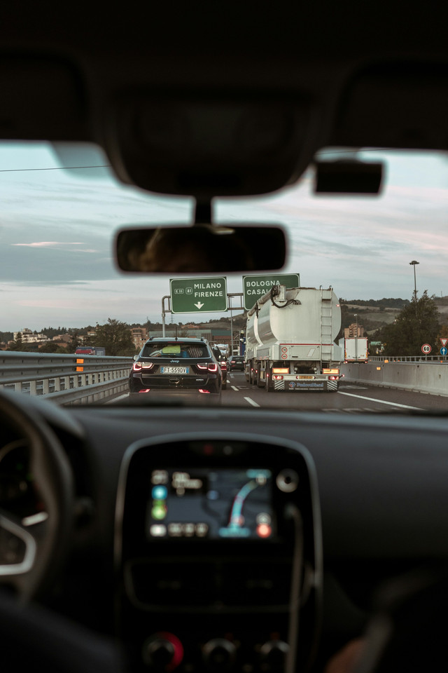 Persimpangan jalan. Foto oleh Alessandro Cavestro di Unsplash.