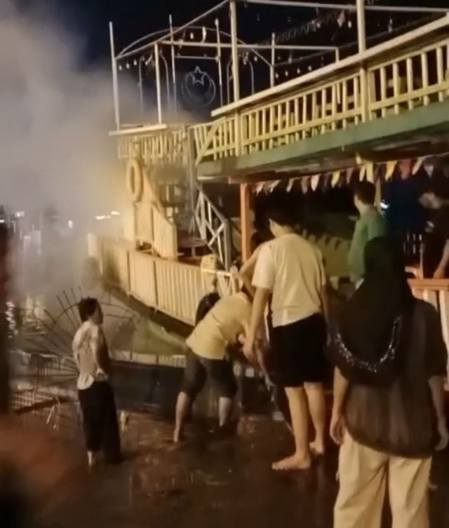 Kapal wisata di alun-alun kapuas terbakar dibagian belakang, Minggu 6 April 2025. Foto: Dok, instagram @dailypontianak