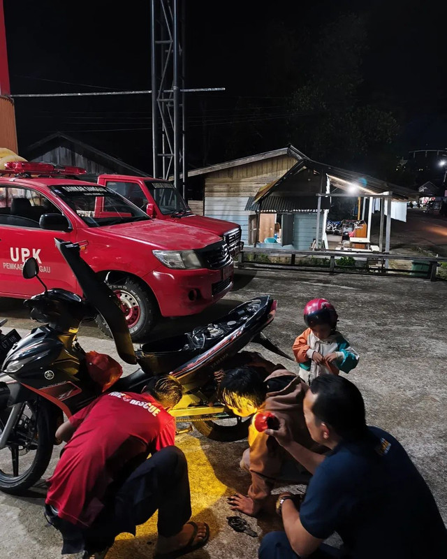 Pemadam Kebakaran (Damkar) di Kabupaten Sanggau sedang memperbaiki motor warga. Foto: Dok. Instagram @damkar_kabupaten_sanggau.