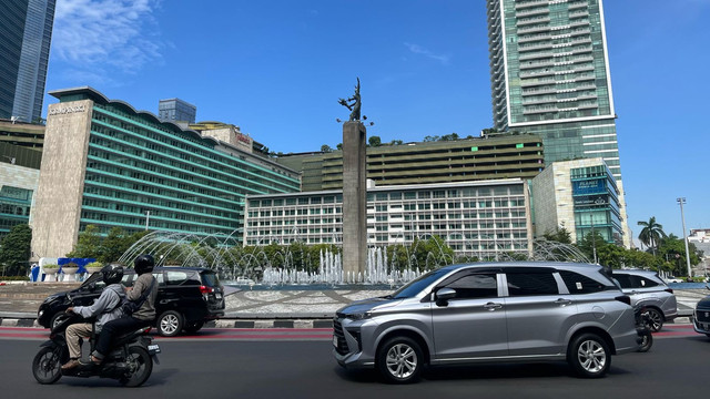 Suasana lalu lintas di jalan Bundaran HI, Jakarta, Senin (7/4). Foto: Haya Syahira/kumparan