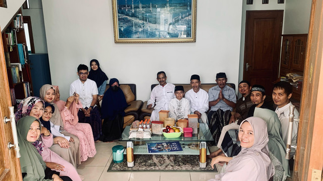 Momen Silaturahmi dengan Tetangga di Kampung, Senin (31/3/2025), Sumber: Dokumentasi Pribadi