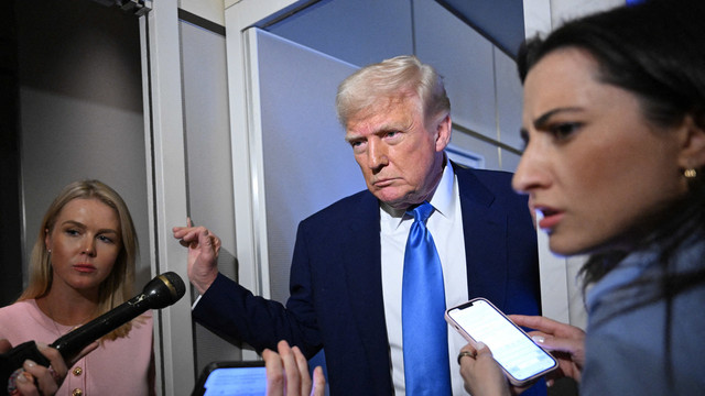 Presiden AS Donald Trump berbicara kepada wartawan saat berada di pesawat Air Force One, dalam perjalanan menuju Pangkalan Gabungan Andrews pada tanggal 6 April 2025. Foto: MANDEL NGAN / AFP