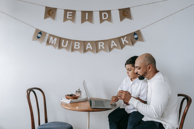 Ilustrasi untuk cerita hari raya Idul Fitri bersama keluarga 3 paragraf. Sumber: pexels.com/Timur Weber