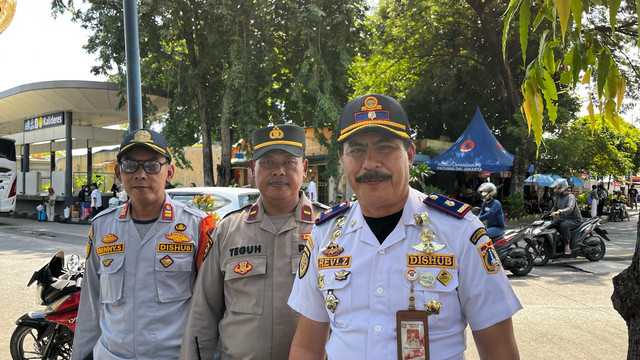 Kepala Terminal Kalideres (paling kanan) Revi Zulkarnain saat di Wawancara Di Terminal Kalideres, Jakarta Barat, Senin (7/4). Foto: Rayyan Farhansyah/kumparan