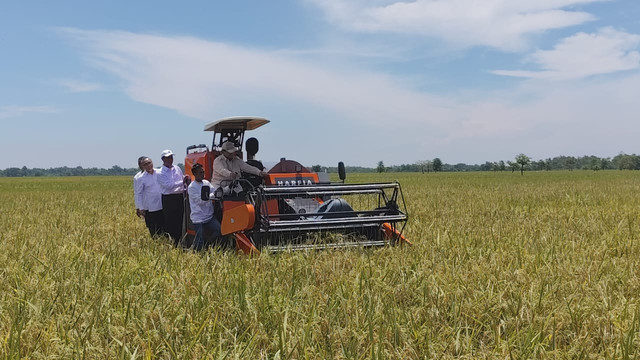 Presiden Prabowo Subianto mengendarai traktor untuk panen padi saat acara panen raya di Kabupaten Majalengka, Jawa Barat, pada Senin (7/4/2025). Foto: Luthfi Humam/kumparan