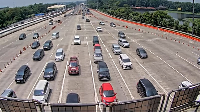 Arus lalu lintas di ruas Tol Trans Jawa pada Senin (7/4). Foto: dok CCTV Jasa Marga