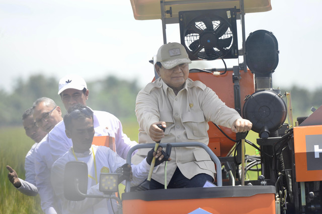 Prabowo Subianto mengendarai traktor pada cara panen raya di Kabupaten Majalengka, Jawa Barat, Senin (7/4/2025). Foto: Dok. kumparan