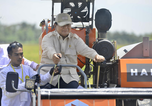 Prabowo Subianto mengendarai traktor pada cara panen raya di Kabupaten Majalengka, Jawa Barat, Senin (7/4/2025). Foto: Dok. kumparan