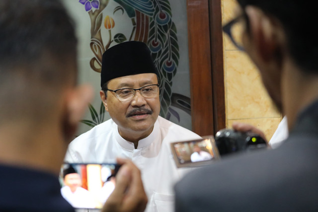Menteri Sosial Saifullah Yusuf menjawab pertanyaan wartawan usai mengikuti tahlilan yang diselenggarakan di kediaman korban longsor Mojokerto di Desa Kloposepuluh, Kec. Sukodono, Kab. Sidoarjo, Jawa Timur Minggu (6/4/2025). Foto: Dok. Istimewa