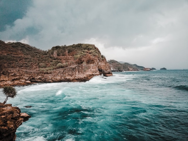 Pantai di Wonogiri yang bagus. Foto hanya ilustrasi, bukan tempat yang sebenarnya. Sumber: Unsplash/Aaron Kiru