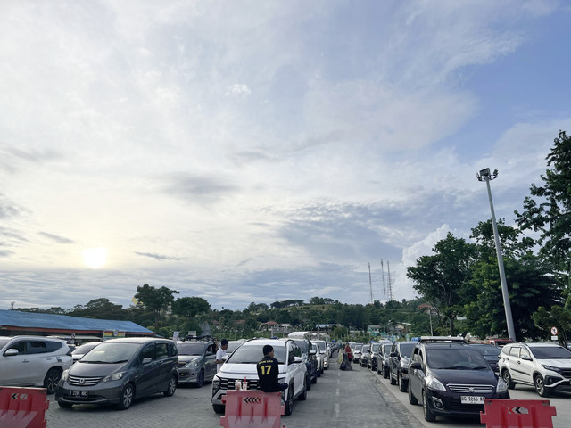 Antrean kendaraan roda empat di area kantong parkir pelabuhan Bakauheni pada arus balik H+5 Lebaran | Foto : Eka Febriani / Lampung Geh