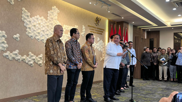Konferensi pers pertemuan Menko Bidang Perekonomian Airlangga Hartarto dengan perwakilan pengusaha Indonesia dan AS membahas tarif impor Presiden AS Donald Trump, Senin (7/4/2025). Foto: Fariza Rizky Ananda/kumparan