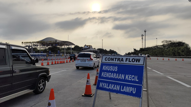 Arus lalu lintas di Gerbang Tol Cikampek Utama, Senin (7/4/2025). Foto: Jonathan Devin/kumparan