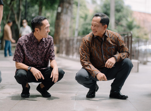 Mendagri, Tito Karnavian, bersama Wali Kota Palembang, Ratu Dewa, saat meninjau Taman Kambang Iwak. (ist)