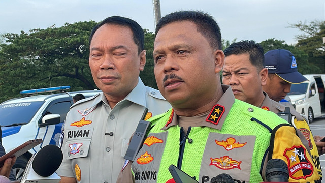 Kakorlantas Polri Irjen Agus Suryonugroho di Gerbang Tol Cikampek Utama, Senin (7/4/2025). Foto: Jonathan Devin/kumparan